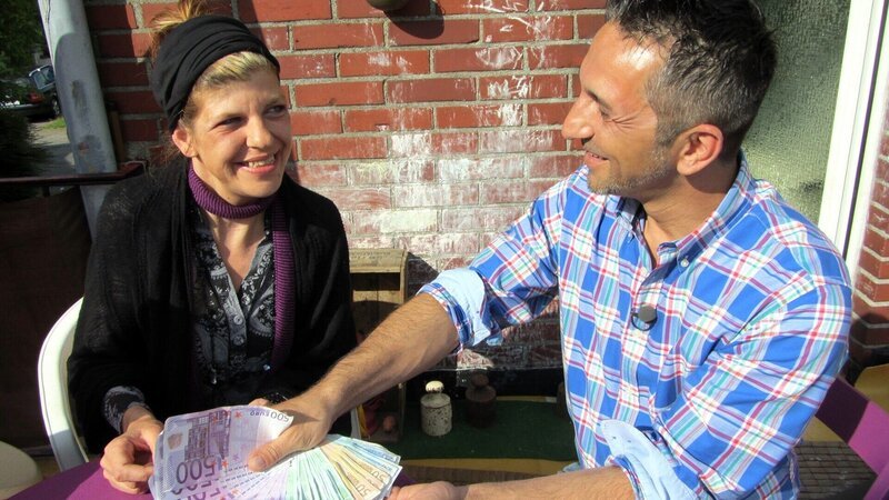 Kerstin mit dem Trödelprofi Mauro Corradino – Bild: RTL II
