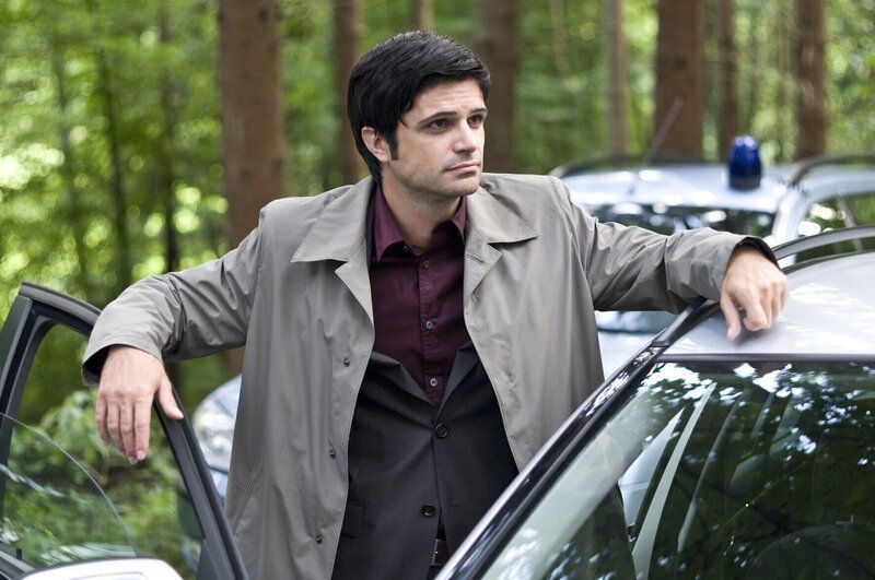 Andreas Kringge (Maximillian Grill) am Tatort. – Bild: SAT.1 /​ Martin Rottenkolber