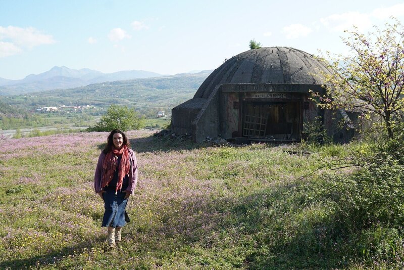 Bettany Hughes vor einem Bunker aus den kommunistischen Zeiten des Landes. – Bild: RTL /​ SANDSTONE GLOBAL PRODUCTIONS