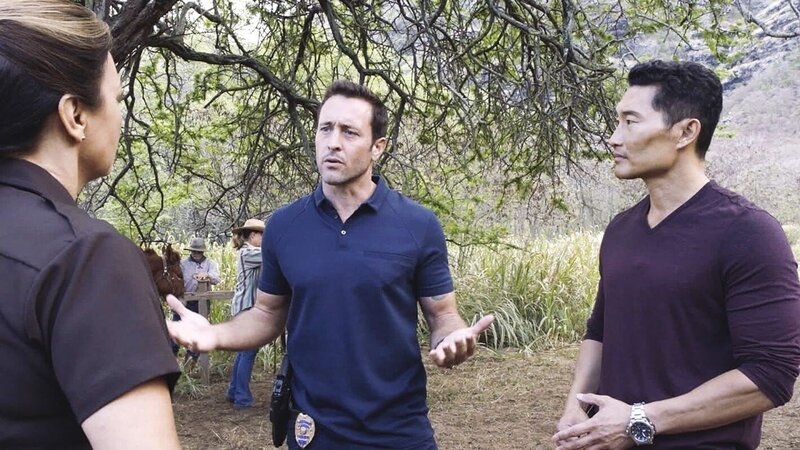 „Hawaii Five-0“, „Der weiße Hai.“ Großwildjäger Sam Harrison muss seine großspurige Ankündigung im Netz, auf Hawaii einen Weißen Hai zu jagen, mit dem Leben bezahlen. Am Hafen findet man seine Leiche, die wie ein kapitaler Fang aufgehängt wurde. Zur gleichen Zeit wird Leia Rozen aus dem Meer gefischt. Die junge Frau war die Enkelin eines Holocaust-Überlebenden, die die ehemaligen Peiniger ihres Großvaters aufgespürt hatte. Wie hängen diese beiden Morde zusammen? Im Bild (v.li.): Alex O’Loughlin (Steve McGarrett), Daniel Dae Kim (Chin Ho Kelly). – Bild: PLURIMEDIA (CBS Broadcasting Inc.)