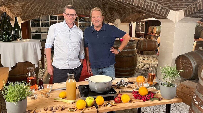 Zusammen mit dem Sommelier Christian Frens (l.) bereitet Björn Freitag (r.) drei ausgefallene Glühwein-Rezepte zu. – Bild: WDR/​solis TV/​Joshua Stolz