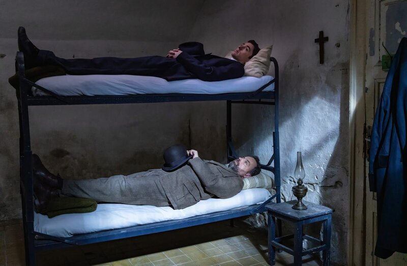 Max Liebermann (Matthew Beard, oben), Oskar Rheinhardt (Juergen Maurer). – Bild: ORF/​MR Film/​Lenke Szilagyi