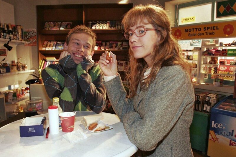 Lisa (Alexandra Neldel) gibt gegenüber Jürgen (Oliver Bokern) zu, dass sie anfängt, Rokkos Gesellschaft zu genießen. – Bild: SAT.1 /​ Noreen Flynn
