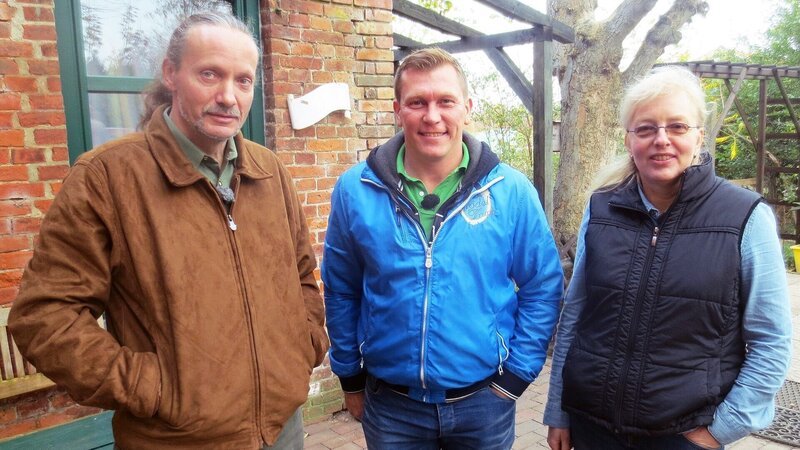 Trödelprofi Otto Schulte (Mitte) mit Susanne und Detlef vor dem baufälligen Hof – Bild: RTL II