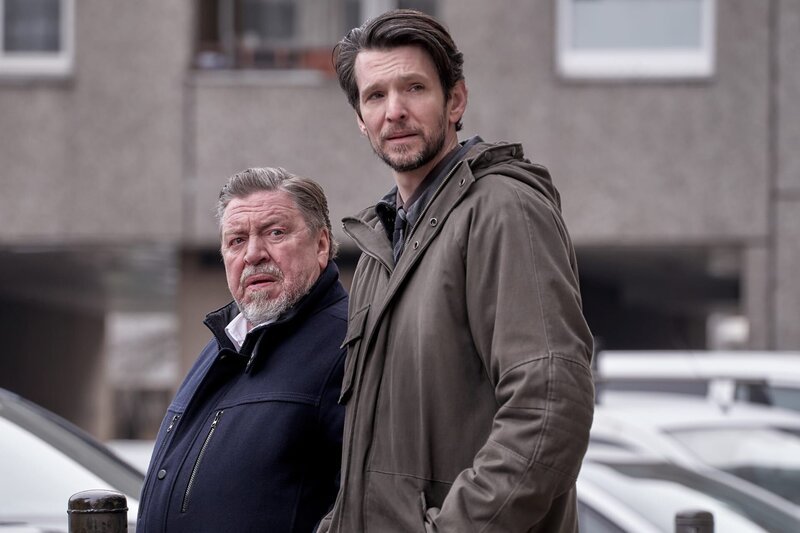 Fredo Schulz (Armin Rohde, li.) und sein Kollege Radu Lupescu (Sabin Tambrea, re.) ermitteln gemeinsam in einem Fall. – Bild: NIK KONIETZNY /​ ZDF