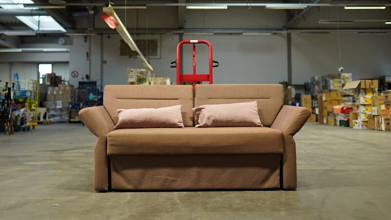 Ein ausgedientes Sofa in einer Hamburger Lagerhalle – Bild: Matthias Wittkuhn /​ ZDF