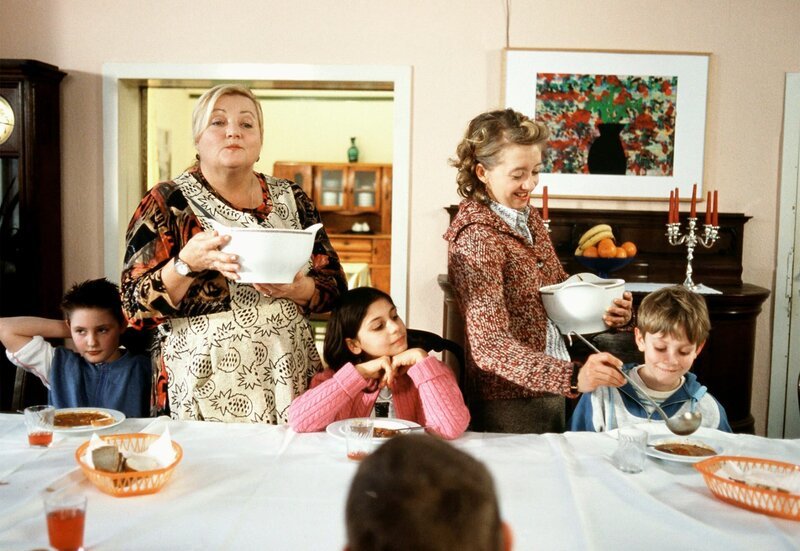 Guten Appetit: Köchin Marga (Marianne Sägebrecht, li.) und Emma (Anna Böttcher) bewirten „ihre“ Kleinen … – Bild: HR/​ARD/​Degeto/​Sandor Domonkos