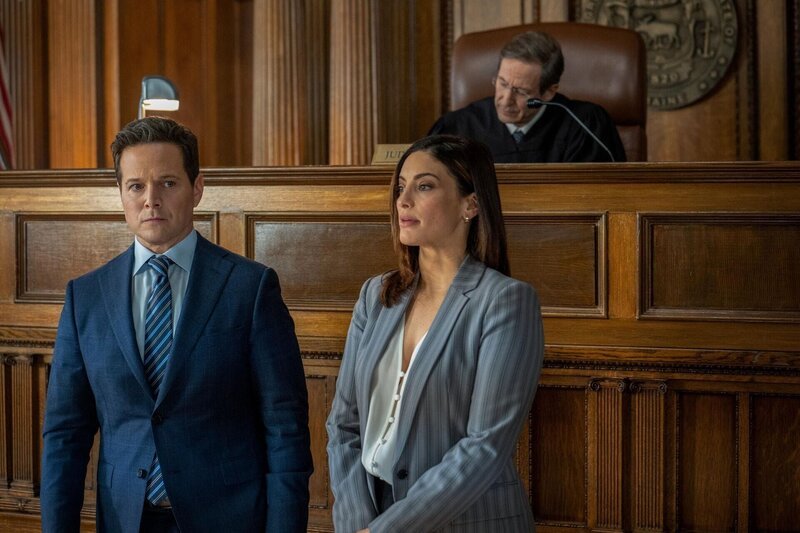 Carson Drew (Scott Wolf, Mitte l.); D.A. Jean Rosario (Erica Cerra, Mitte r.) – Bild: The CW Network, LLC.