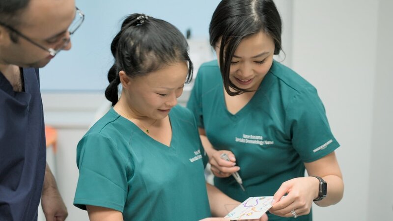 Three Nurses in theatre smiling. – Bild: Full Fat TV/​James Vivian /​ Discovery Communications