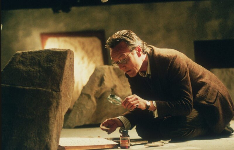 Giles (Anthony Stewart Head) macht eine interessante Entdeckung … – Bild: Twentieth Century Fox Film Corporation