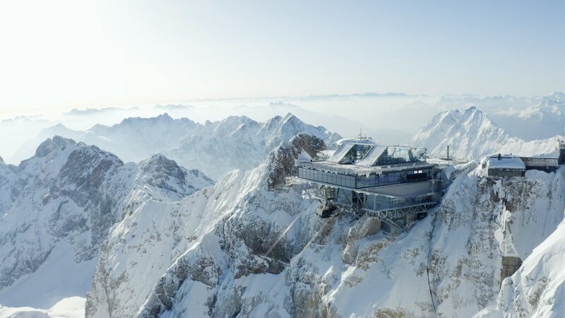 Mit der Luftseilbahn auf Deutschlands höchsten Berg. Die Seilbahn Zugspitze überwindet 1945 Höhenmeter und hat eine Gesamtlänge von 4.467 Metern. – Bild: WeltN24 GmbH/​Like a Shot Entertainment Limited