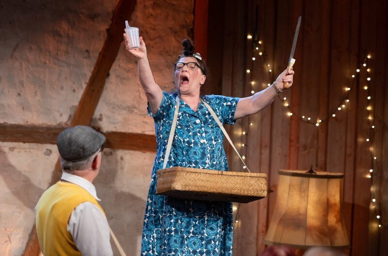 v.l.n.r: Marcus Neuweiler und Birgit Pfeiffer (Die Gscheidles); SWR COMEDY SCHEUNE, „Folge 11 Bauchladen /​ Buch /​ Volkshochschule“. – Bild: SWR/​Sabine Stumpp