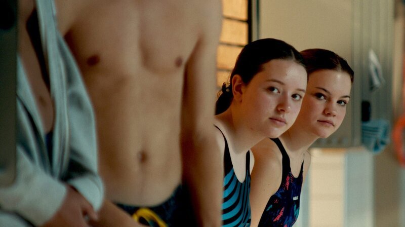 Die ambitionierte Liv hofft auf einen Platz im Schwimmteam. – Bild: Viaplay Group Sweden AB/​Bigster AB