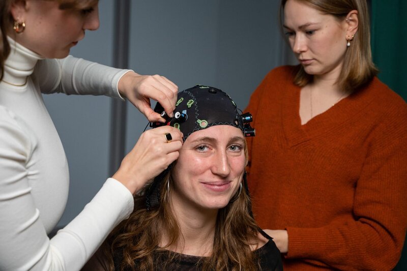 Wenn wir gemeinsam Lachen synchronisiert sich die Aktivität in unseren Gehirnen, so die Hypothese von Prof. Stefanie Höhl und ihrem Team. Im Bild von links: Psychologin Verena Schäfer, Probandin und eine Mitarbeiterin. – Bild: ZDF und Dave Powell