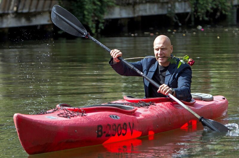 Wolf Malletzke (Christoph Grunert) paddelt zum Date mit seiner russischen Brieffreundin. – Bild: ARD/​Daniela Incoronato