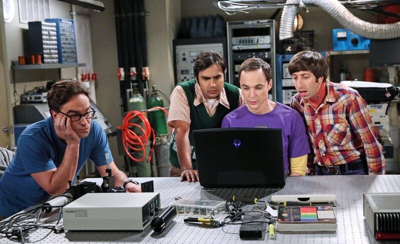 Das „Männer-Ideen-Wochenende“ endet anders als geplant: Howard (Simon Helberg, r.), Leonard (Johnny Galecki, l.), Sheldon (Jim Parsons, 2.v.r.) und Raj (Kunal Nayyar, 2.v.l.) … – Bild: Warner Brothers Lizenzbild frei