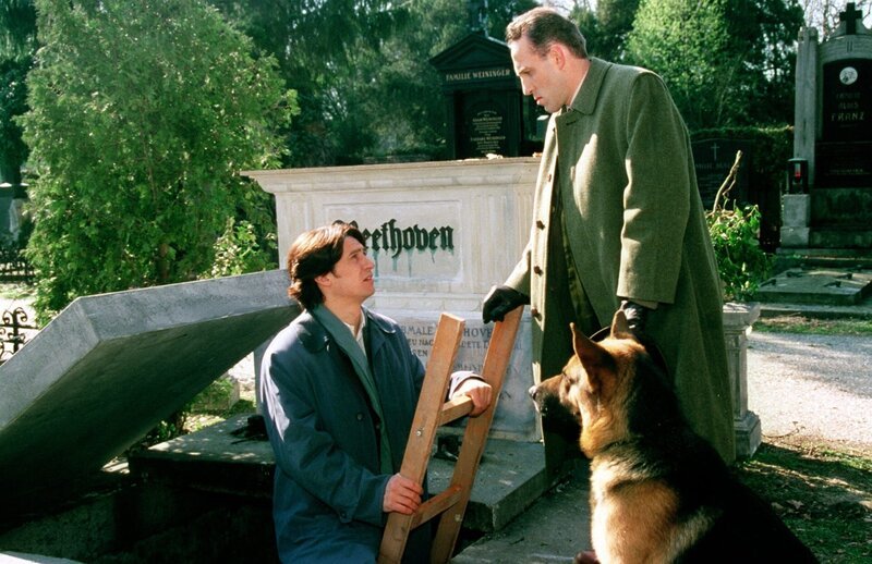 Kommissar Richie Moser (Tobias Moretti, li.), Kriminalassistent Ernst Stockinger (Karl Markovics, re.) und Rex entdecken den Grabraub. – Bild: ORF/​Beta Film/​Ali Schafler