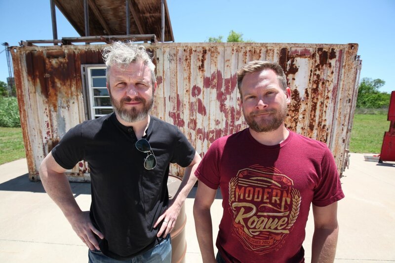 Jason Murphy and Brian Brushwood smile. – Bild: PLURIMEDIA (Discovery Communications)