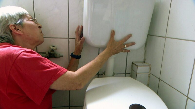 Rentnerin Dagmar will einen neuen Spülkasten anbringen. – Bild: RTLZWEI