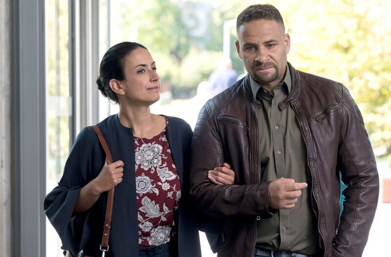 Leyla (Sanam Afrashteh, l.) und Matteo (Mike Adler, r.) besprechen ihren Feierabend. – Bild: ARD/​Jens-Ulrich Koch