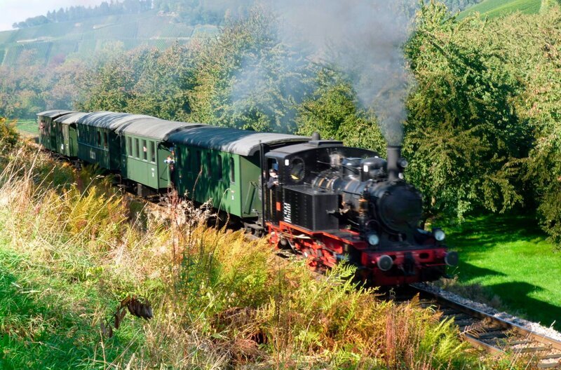 Die Achertalbahn auf der Strecke Kappelrodeck. An manchen Sonntagen fahren bis zu 1.000 Fahrgäste durch die Ortenau. Für sie ist der Dampfzug ein Star. – Bild: SWR/​Wolfgang Drichelt