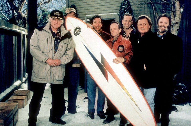 Earl Hindman (Wilson) und Tim Allen (Tim) mit den Beach Boys. – Bild: ORF/​Disney