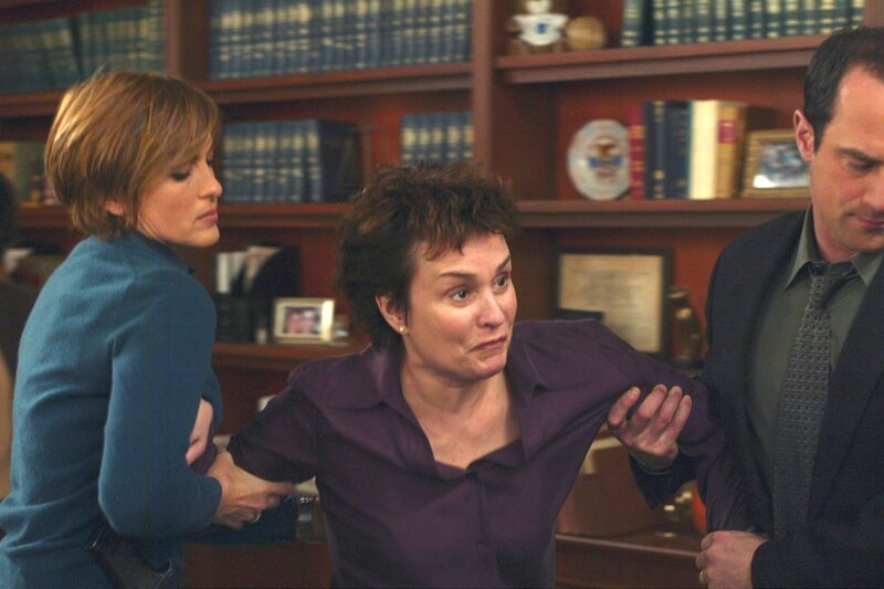 Mariska Hargitay as Olivia Benson, Diane Venora as Marilyn Nesbit, Christopher Meloni as Detective Elliot Stabler – Bild: 2003 Universal Network Television /​ 13TH STREET