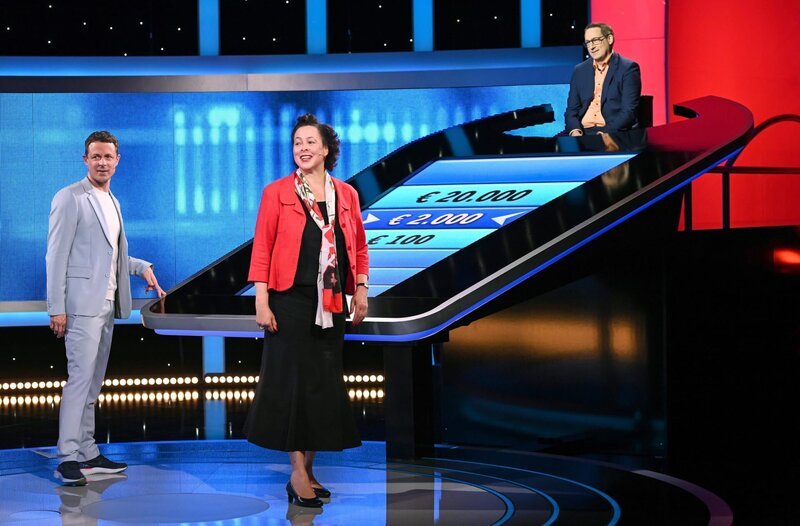 Jetzt wird aufgedreht! In zehn Ausgaben des Vorabendquiz’ „Gefragt – Gejagt“ im Ersten treten beliebte Moderatorinnen und Moderatoren von ARD-Radiowellen gegen die „Quiz-Elite“ an. An ihrer Seite stehen vom 10. bis 14. Juni 2024 jeweils drei Hörerinnen bzw. Hörer aus dem jeweiligen Sendegebiet. Im Bild: Moderator Alexander Bommes mit der Kandidatin Dolores Anton und dem Jäger Dr. Manuel Hobiger. – Bild: ARD/​Uwe Ernst
