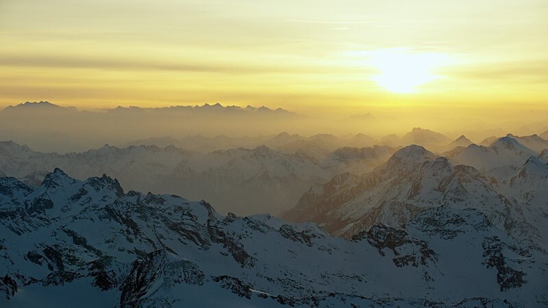 „Wunderwelt Schweiz: Winterliches Graubünden – Erzählt von Max Moor“: Bergpanorama. – Bild: ZDF und SRF/​Samuel Gyger