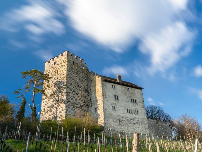 Stockfotografie Schloss Habsburg im Kanton Aargau, Schweiz, ist der ursprüngliche Sitz des Hauses Habsburg, das zu einer der führenden kaiserlichen und königlichen Dynastien in Europa wurde. – Bild: Depositphotos