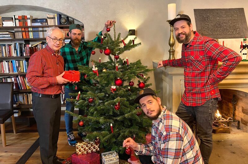 „A Tännchen please“ ist das Motto für Tom Pauls. Zusammen mit seinen Söhnen Felix, Maximilian und Konstantin wird der Weihnachtsbaum geschmückt. – Bild: MDR/​Saxonia Entertainment/​Rautenberg