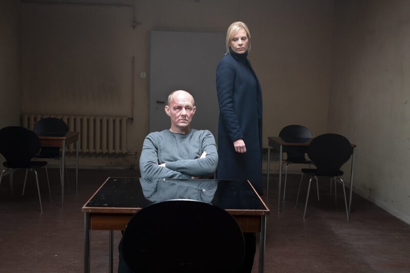 Nur ungern besucht Ina (Melanie Marschke) ihren Ex-Kollegen Alexander Bruckmann (Markus Lerch), den sie in Untersuchungshaft gebracht hat. Ist er schuldig? – Bild: Steffen Junghans /​ ZDF