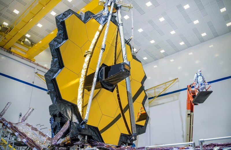 Der Hauptspiegel des James Webb Weltraumteleskops hat einen Durchmesser von 6,5 Metern – der größte Teleskopspiegel, den die NASA je gebaut hat. – Bild: NASA /​ Chris Gunn /​ Hasselblad X1D