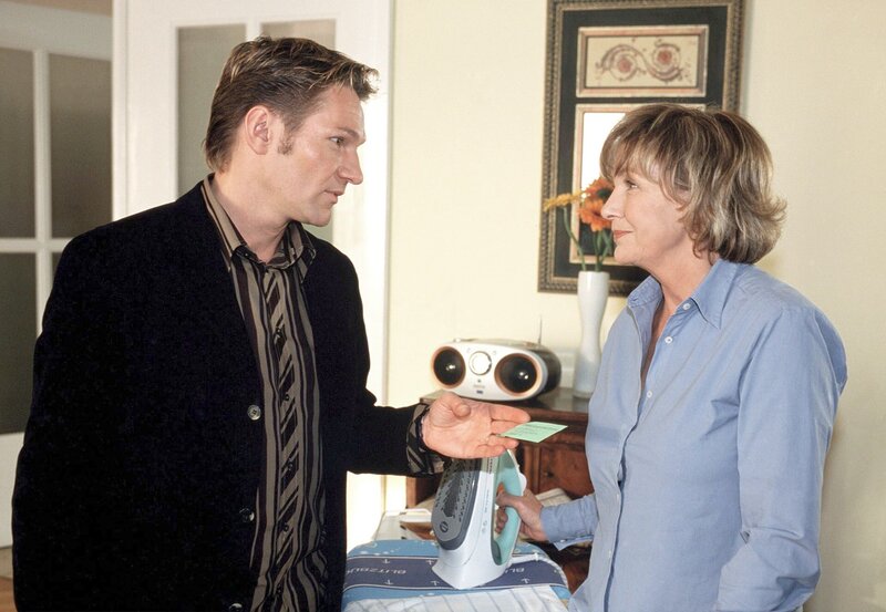 Mutter kommt in Fahrt – Bild: ARD/​Degeto/​Katrin Knoke