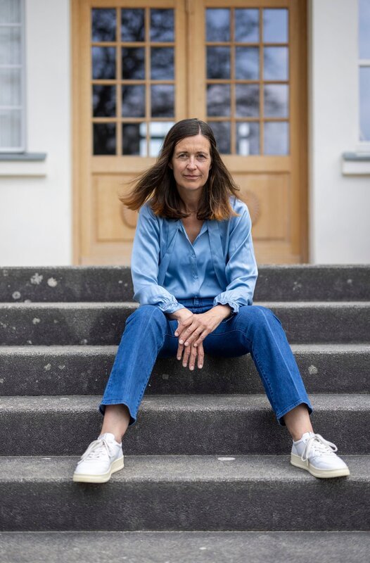Anne Steiskal möchte ihre Angst vor verschlossenen Räumen überwinden. – Bild: HR/​Timeline