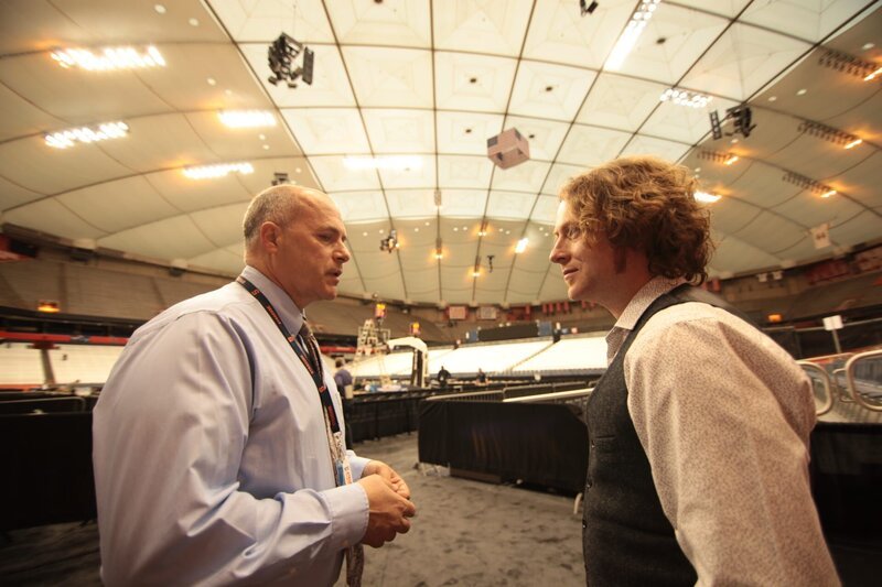 Syracuse New York – Justin spricht mit Pete Sala, dem Geschäftsführer des Carrier Dome. – Bild: Discovery Communications, Inc.