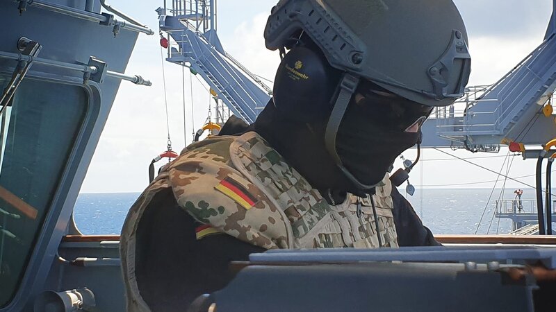Besatzungsmitglied der „Sachsen“ – Bild: Warner Bros. Discovery