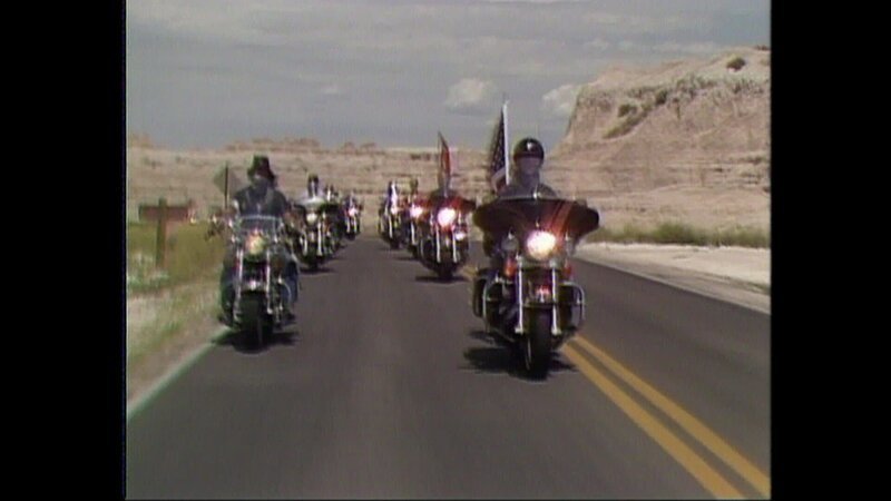 Auf dem Weg nach Sturgis (South Dakota) zum alljährlichen Harley-Treffen. – Bild: NDR