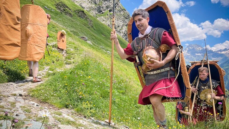 einstein Römische Geschichte: Neue Erkenntnisse über die Eroberung der Schweizer Alpen Moderator Tobias Müller überquert den Septimerpass in traditioneller römischer Ausrüstung – Bild: SRF