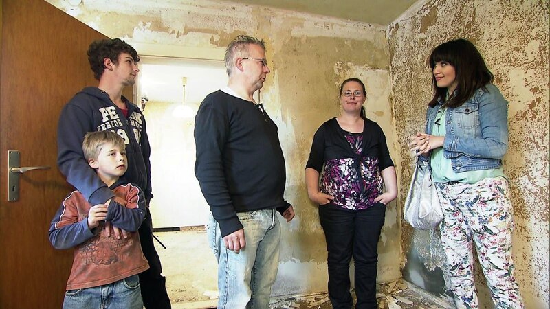 Innendesignerin Emell Gök Che (re.) ist gekommen um der Familie unter die Arme zu greifen.. (Foto, v.li.: Maurice, Pascal, Papa Markus, Mama Meike) – Bild: RTL 2