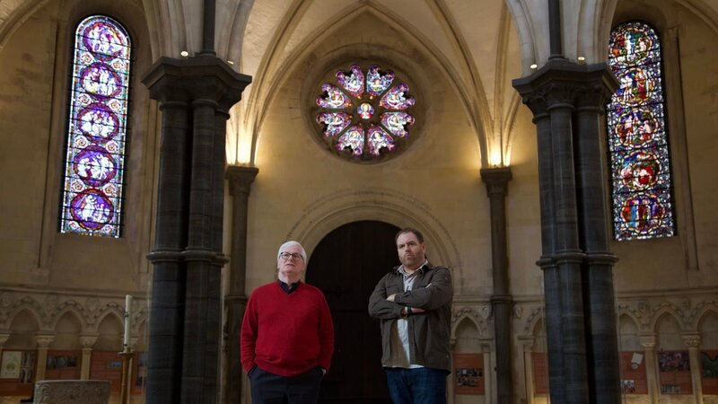 Josh Gates und Pfarrerin Dr. Robin Griffith-Jones in der Temple Church. – Bild: Discovery Communications, LLC