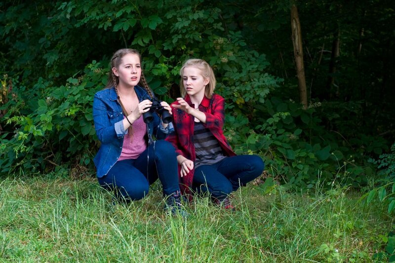 Uferböschung am See: Greta und Nele entdecken Roy Freitag auf dem See. – Bild: SWR/​Maria Wiesler