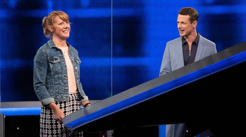 Moderator Alexander Bommes mit der Kandidatin: Kristin Dau. – Bild: ARD/​Arne Vollstedt