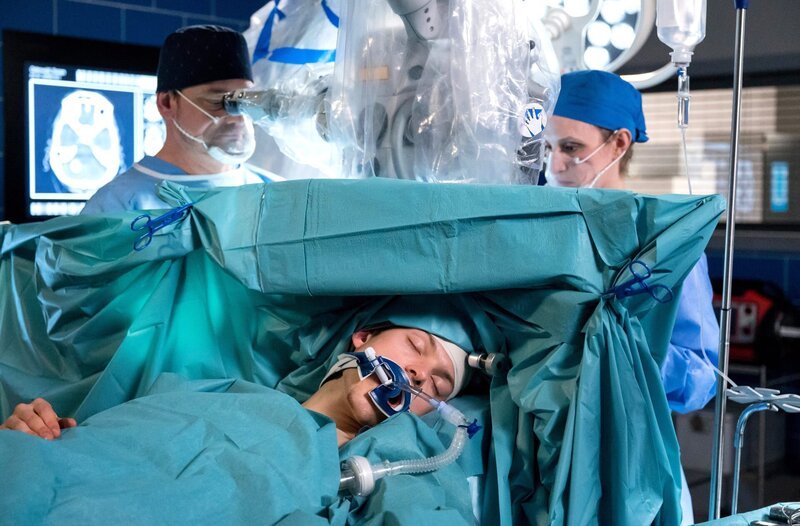 Im Operationssaal herrscht hochkonzentriertes Schweigen. Dr. Lindner (Christian Beermann, l.) und Dr. Lipp (Kassandra Wedel, r.) haben einen besonderen Patienten auf dem OP-Tisch vor sich – Florian Osterwald (Lion Wasczyk, M.). – Bild: ARD/​Jens-Ulrich Koch