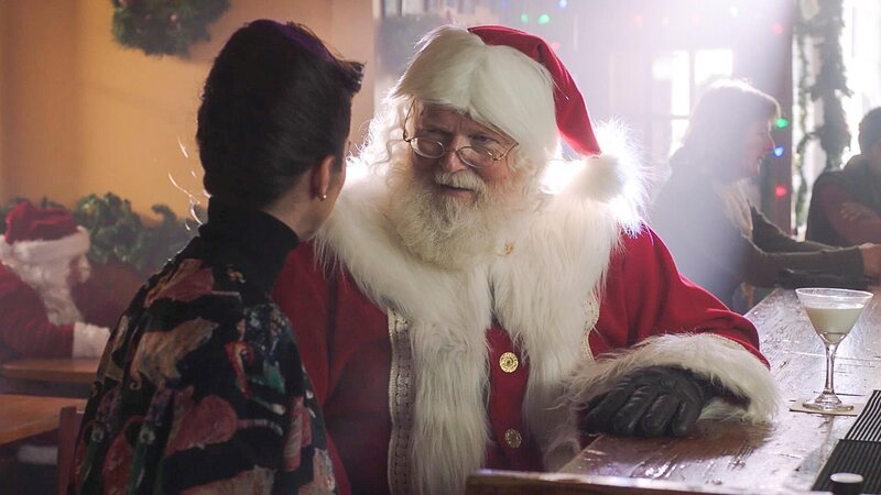 Zoe trifft Santa wieder und versucht, das Geheimnis zu lüften. +++ Die Verwendung des sendungsbezogenen Materials ist nur mit dem Hinweis und Verlinkung auf RTL+ gestattet. +++ – Bild: MAR VISTA ENTERTAINMENT, LLC