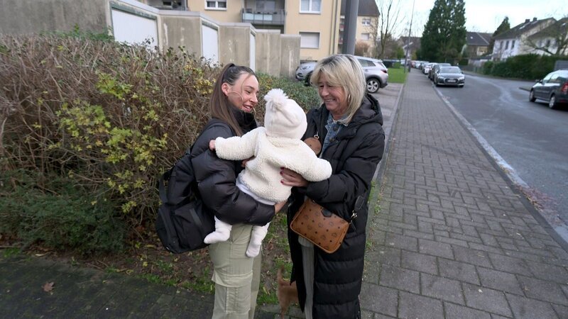 S3F03: In Köln trifft die frischgebackene Mutter Alessia Herren ihre Lieblingstante Annemie. Wie kommt die junge Mutter klar? – Bild: RTLZWEI