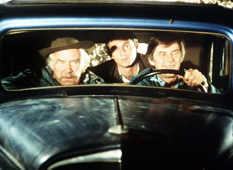 Sam (Will Geer, l.), John-Boy (Richard Thomas, M.) und John Walton (Ralph Waite, r.) machen sich auf die Suche nach Olivia, Jim-Bob und Elizabeth … – Bild: WARNER BROS. INTERNATIONAL TELEVISION