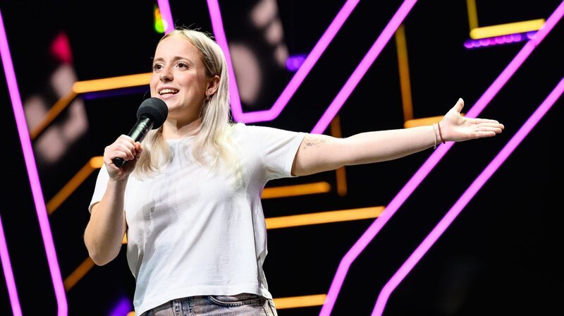Felix Lobrecht, Torsten Sträter, Enissa Amani, Kaya Yanar, Chris Tall und viele mehr bei Europas größter Comedy Mixshow 2024! – Bild: WDR/​1LIVE/​Thomas von der Heiden