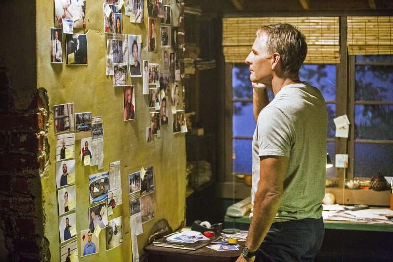 Um Pride (Scott Bakula) eine Nachricht zukommen zu lassen, ermordet Paul Jenks alias „Baitfish“ jemanden, der dem Team sehr nahesteht … – Bild: CBS Broadcasting, Inc.
