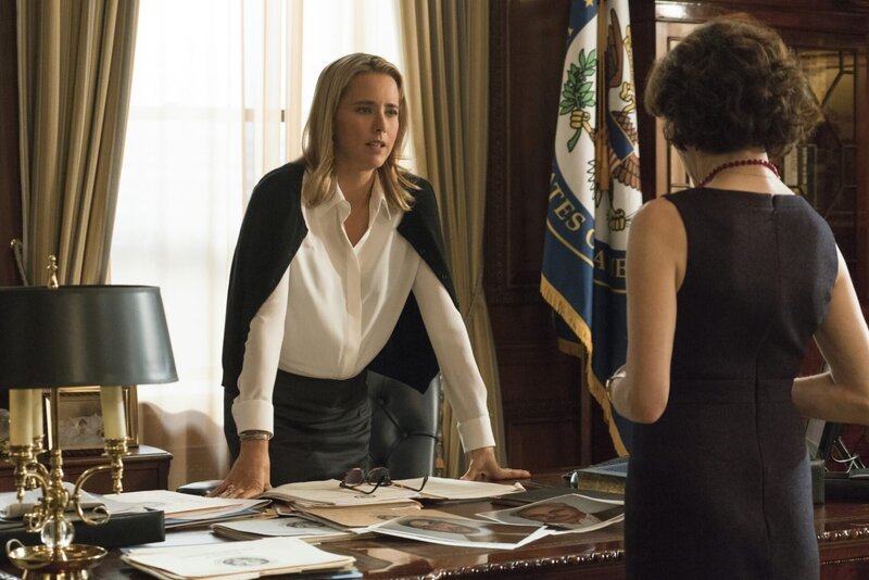 L-R: Téa Leoni as Elizabeth McCord and Bebe Neuwirth as Nadine Tolliver – Bild: PLURIMEDIA (CBS Broadcasting Inc.)